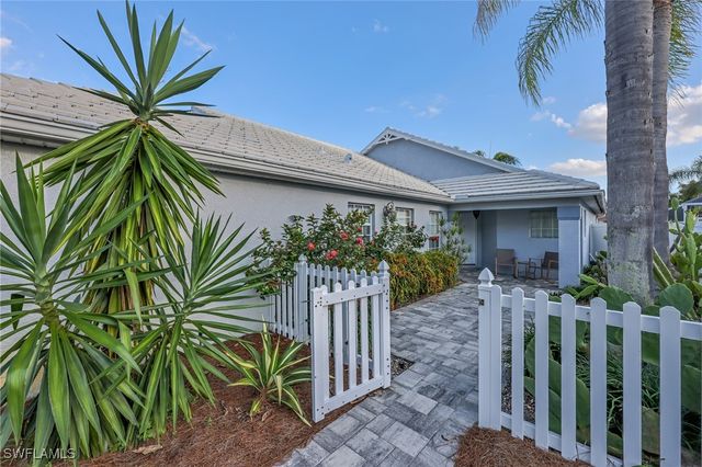 1335 Old Oak LN, Naples, FL 34110