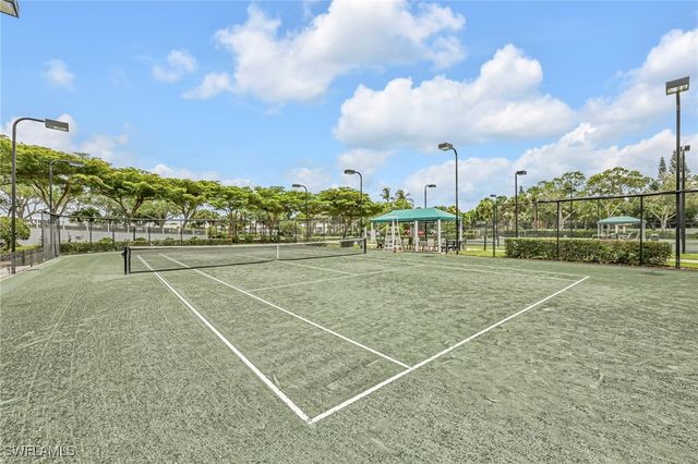 1335 Old Oak LN, Naples, FL 34110