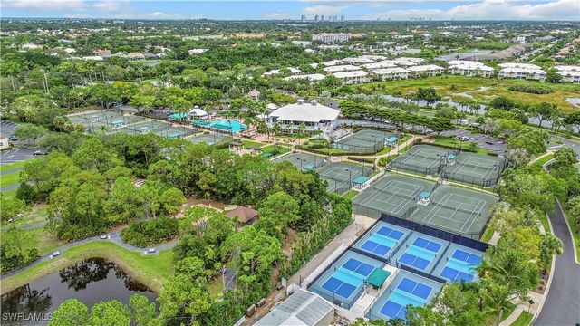 1335 Old Oak LN, Naples, FL 34110