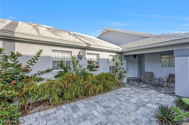 1335 Old Oak LN, Naples, FL 34110