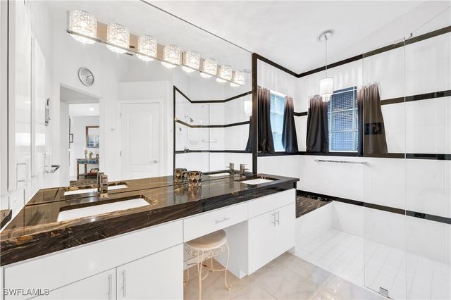 1335 Old Oak LN, Naples, FL 34110