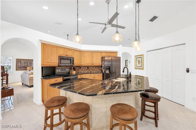 1335 Old Oak LN, Naples, FL 34110