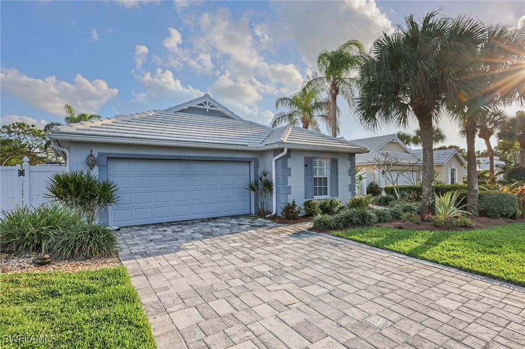 1335 Old Oak LN, Naples, FL 34110