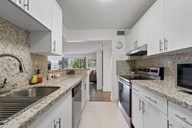 10381 N Kendall Drive M8, Miami, FL 33176