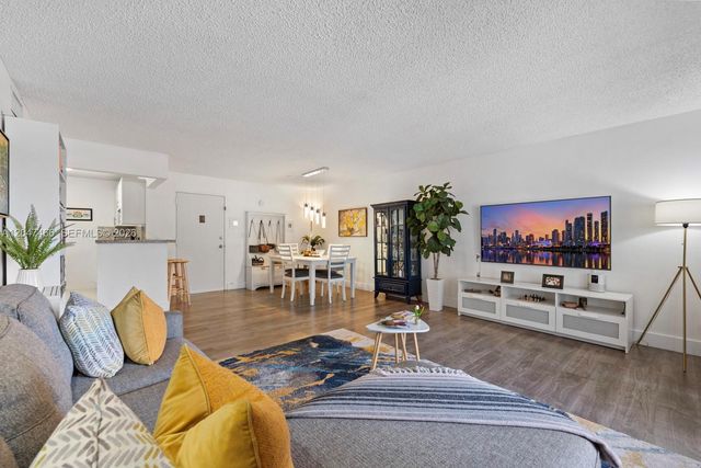 10381 N Kendall Drive M8, Miami, FL 33176