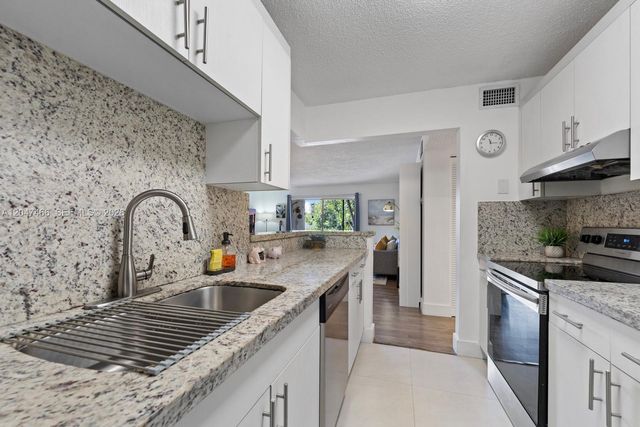 10381 N Kendall Drive M8, Miami, FL 33176