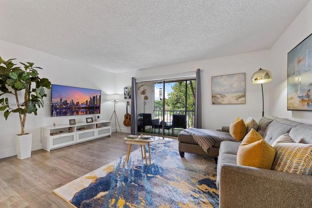 10381 N Kendall Drive M8, Miami, FL 33176
