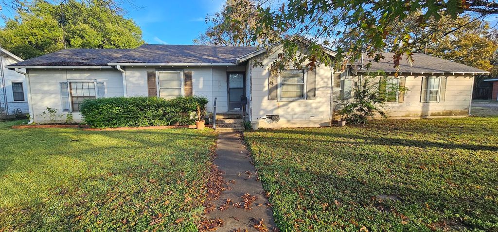 1061 E Walnut Street, Hillsboro, TX 76645