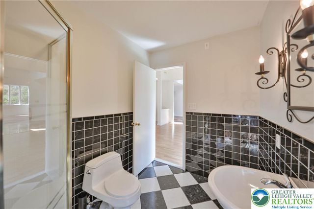1015 Honeysuckle Road, Lehigh Twp, PA 18088