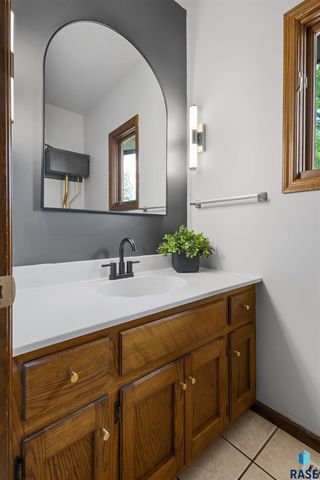 1808 E Edgewood Rd, Sioux Falls, SD 57103