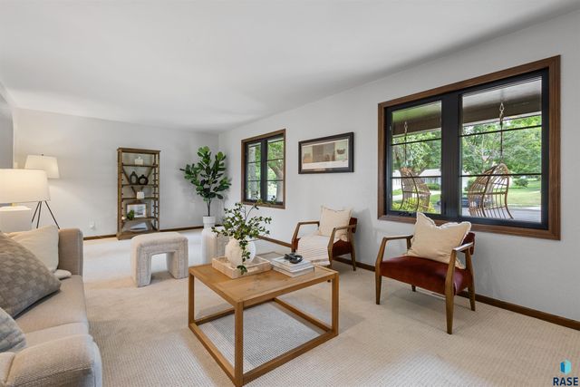 1808 E Edgewood Rd, Sioux Falls, SD 57103