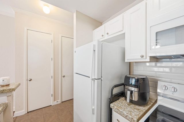 4515 Briar Hollow Place 312, Houston, TX 77027