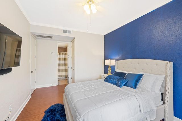 4515 Briar Hollow Place 312, Houston, TX 77027