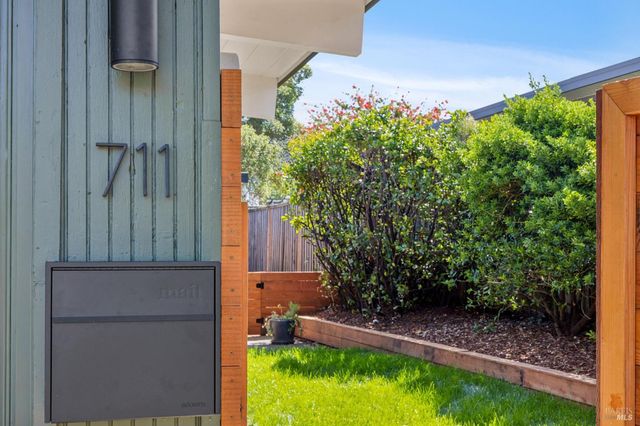 711 Del Ganado Rd, San Rafael, CA 94903