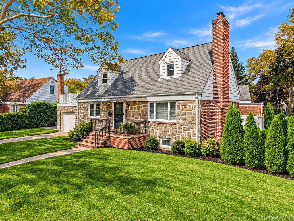 471 Beech Street, New Hyde Park, NY 11040 — photo 2