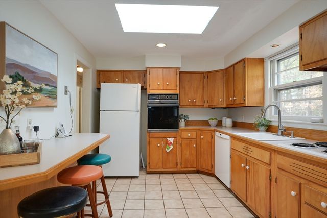 17 Evelyn St, Burlington, MA 01803