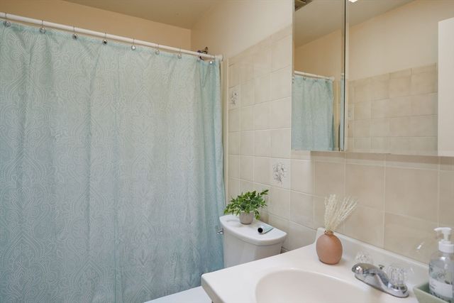 17 Evelyn St, Burlington, MA 01803