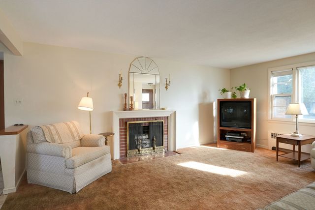 17 Evelyn St, Burlington, MA 01803