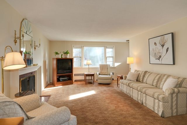 17 Evelyn St, Burlington, MA 01803