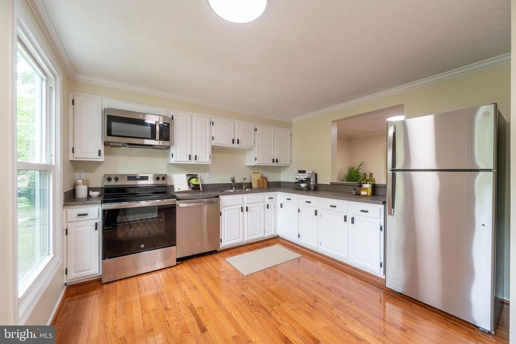 Image 7 of property listing at 7506 WEATHERBY DR, Rockville, MD 20855