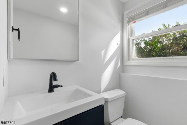 3 Armstrong Dr, Jefferson Twp., NJ 07438