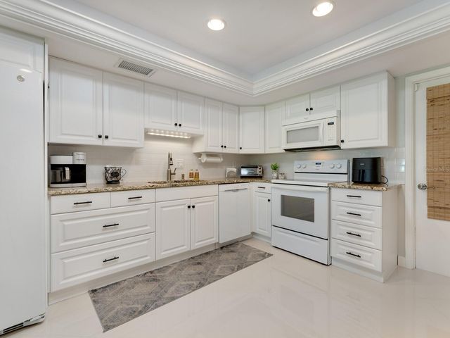 6994 W COUNTRY CLUB DRIVE N, Sarasota, FL 34243