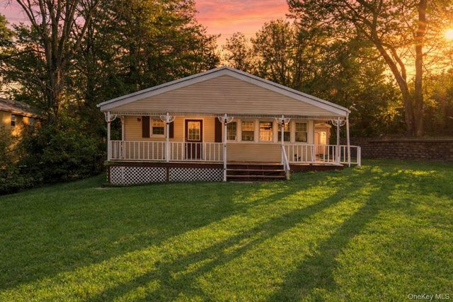 10 Pinedale Avenue, Farmingville, NY 11738