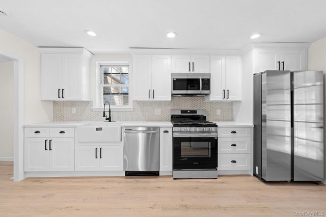 10 Pinedale Avenue, Farmingville, NY 11738