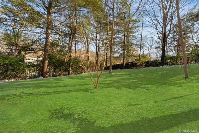 10 Pinedale Avenue, Farmingville, NY 11738