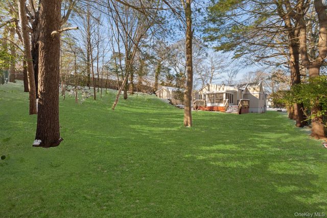 10 Pinedale Avenue, Farmingville, NY 11738