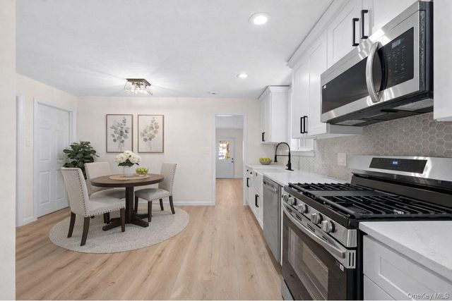 10 Pinedale Avenue, Farmingville, NY 11738