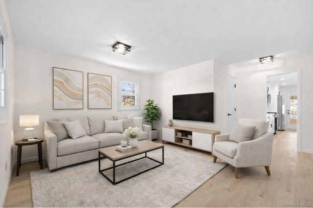 10 Pinedale Avenue, Farmingville, NY 11738