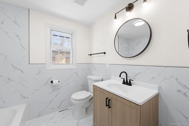 10 Pinedale Avenue, Farmingville, NY 11738