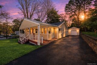 10 Pinedale Avenue, Farmingville, NY 11738