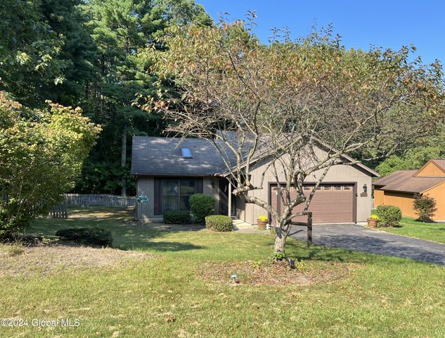 35 Meadow Rue Place, Malta, NY 12020