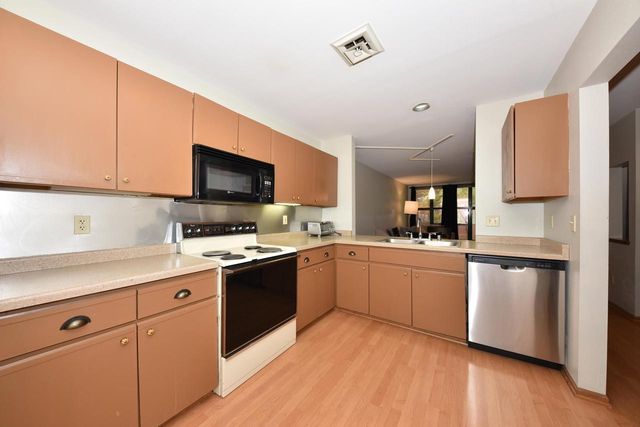 4508 Westchester SQUARE, West Milwaukee, WI 53214