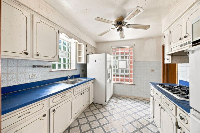 9310 S Vanderpoel Avenue, Chicago, IL 60643