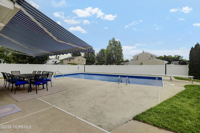 25 Garden Way, Howell, NJ 07731