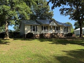 446 Treetop Trl, Lawrenceburg, TN 38464