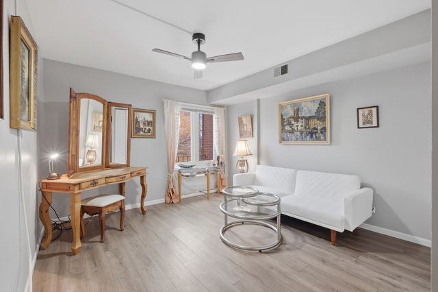 2046 Saint Johns Avenue 3E, Highland Park, IL 60035