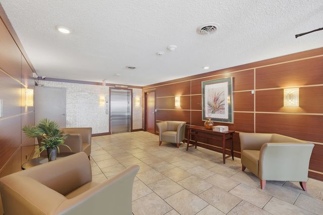 2046 Saint Johns Avenue 3E, Highland Park, IL 60035