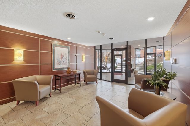 2046 Saint Johns Avenue 3E, Highland Park, IL 60035