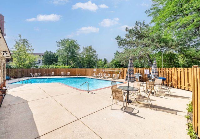 2046 Saint Johns Avenue 3E, Highland Park, IL 60035