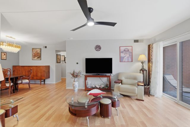 2046 Saint Johns Avenue 3E, Highland Park, IL 60035