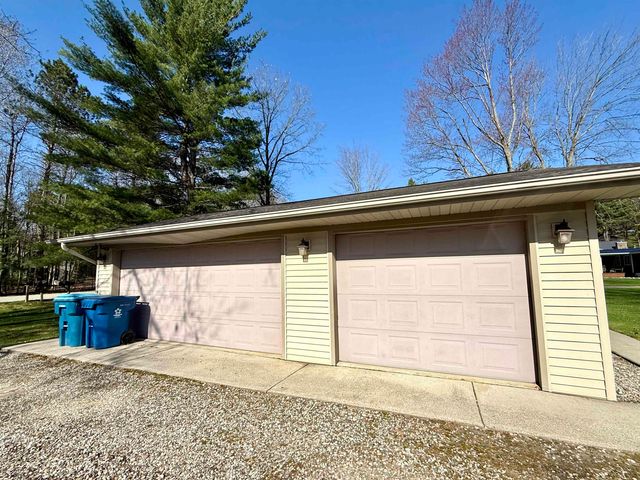 2926 West River Drive, Gladwin, MI 48624