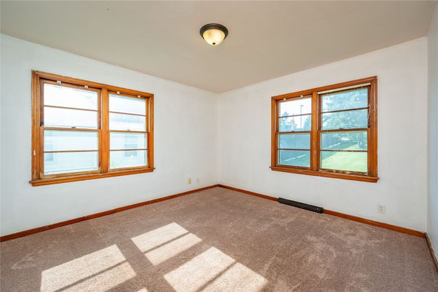 719 N 2nd Avenue E, Newton, IA 50208