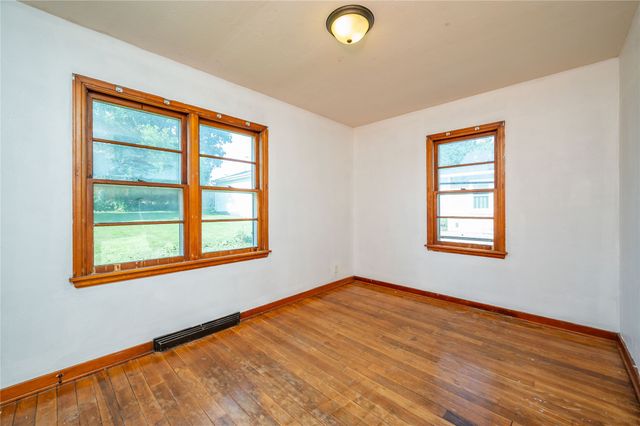 719 N 2nd Avenue E, Newton, IA 50208