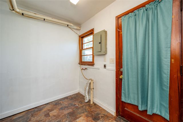 719 N 2nd Avenue E, Newton, IA 50208