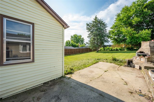 719 N 2nd Avenue E, Newton, IA 50208
