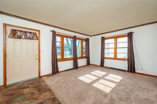 719 N 2nd Avenue E, Newton, IA 50208